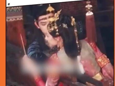 她在欣赏糖画时,他却注视着她