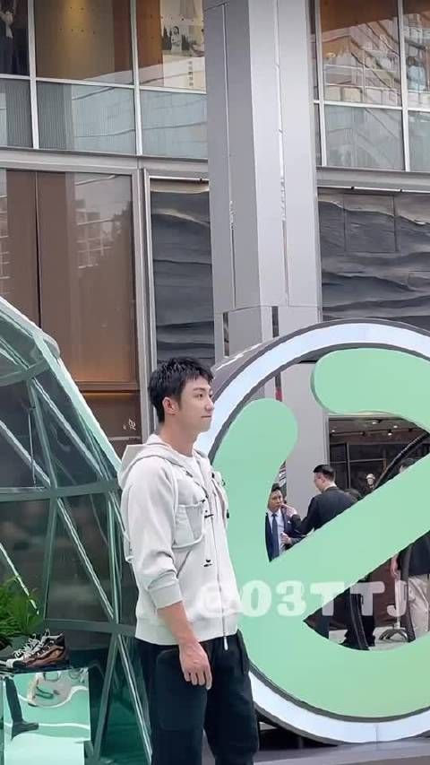 黄景瑜对待粉丝也太好了吧,眼里全是惊喜和温柔,粉丝和偶像双向奔赴了