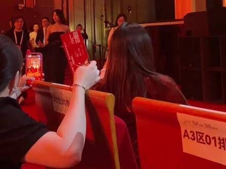 “超近距离”星光璀璨,飞天奖艺人入场,美得让人窒息!