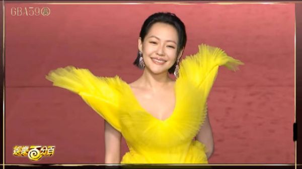 小S金钟奖红毯造型「目中无人的天使」好美还唱了《一代女皇》,为S集气