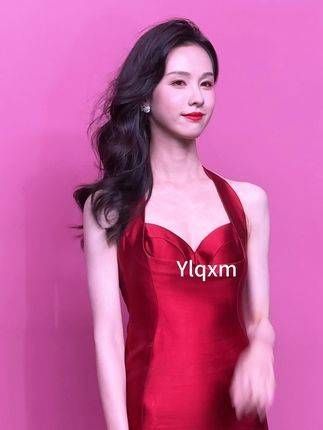 再次穿上五年前的红色连衣裙,仿佛时光倒流,梦回往昔