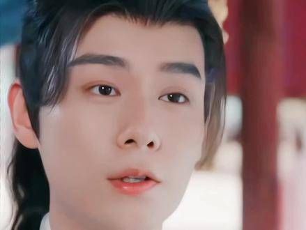 其实说成亲,就是顾晏惜入赘到花家,不仅在花家举行婚礼,还亲手为妻子装扮…