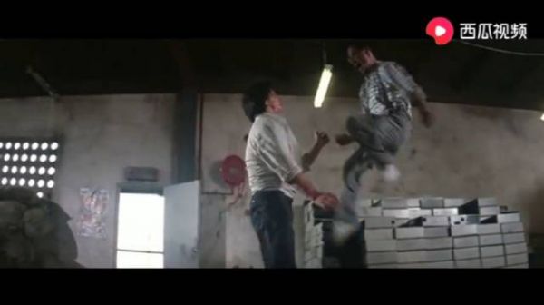 据说,当年成龙拍《警察故事续集》的时候,为了拍出凌空三脚,拿出了40万…