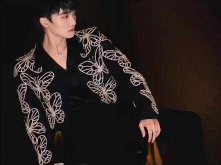 周深的歌声与他本人完美契合,真是帅气逼人!