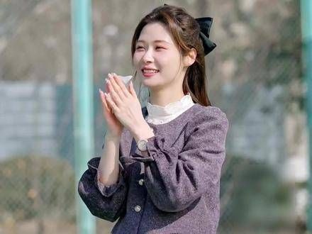 马晋隆 带凌忆 去参观自己的母校复旦大学,两人一起拍照、打篮球…