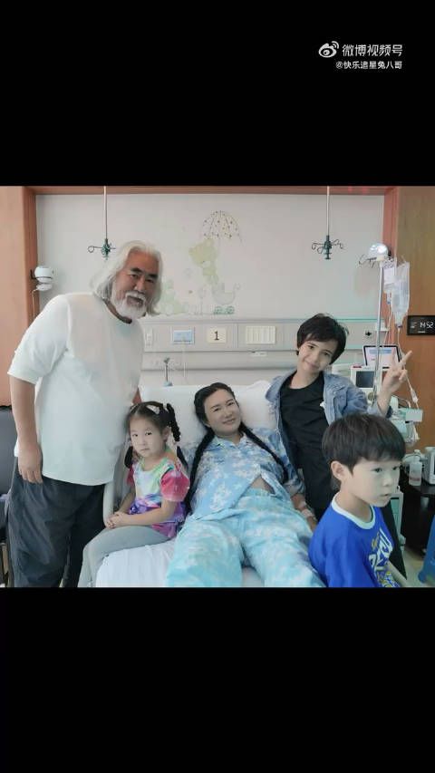 73岁张纪中再当爸,杜星霖四胎剖腹产女,一家六口合影很温馨