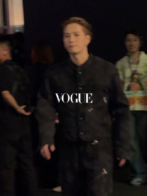 「Great To See You」红毯现场 人山人海中,目光锁定抽象表演抢粉丝手机的