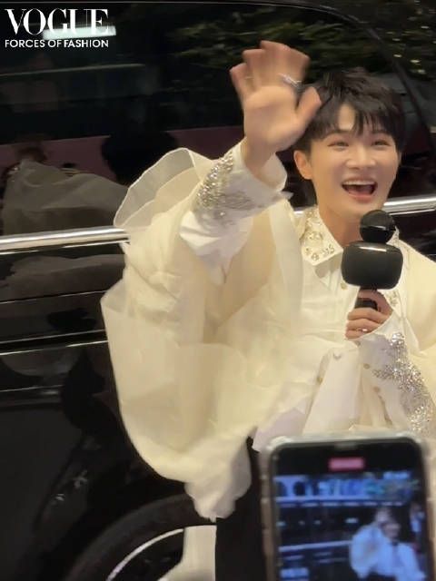 「Great To See You」241017 红毯现场 人山人海中…