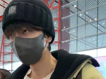 人真多,差点担心信送不出去了,林一接过信时还对我说了声谢谢
