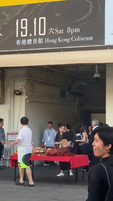 周深走哪都受到人们的喜欢,一声声尖叫声真是…米姐的实力恐怖如斯