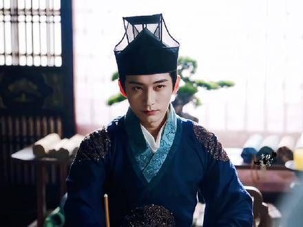 最难忘,是你衣袂间常带院外松香,轻拂过我身旁,刹那间冬月寒雪悉数消融