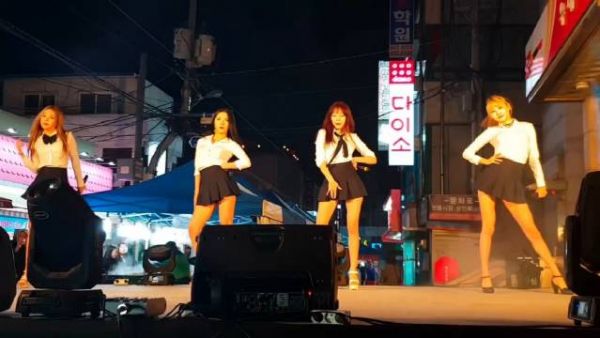 韩国大长腿女团的街头演出,感受下什么叫做超模的腿