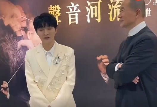 香港粉丝的热情出乎周深的意料,说有的时候都打结了一连串有有有有…