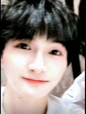 周深真的如同一个需要世人细心呵护与珍藏的瓷娃娃!只能远远地欣赏!