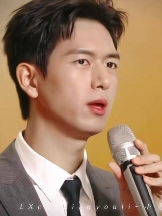 “是那位善良谦虚的现哥,希望他今晚能够获奖”