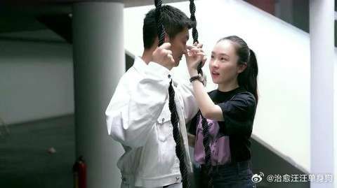 霍思燕探班杜江,整理衣服二人深情对视互动太甜蜜!