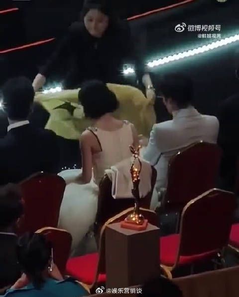 粉丝送旗真热情,颖火虫爱意难言尽,丽颖接旗手满满,李现于和伟都投来目光