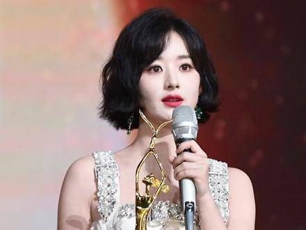 赵丽颖在《金鹰奖》现场表示:影视作品与媒体平台相辅相成…