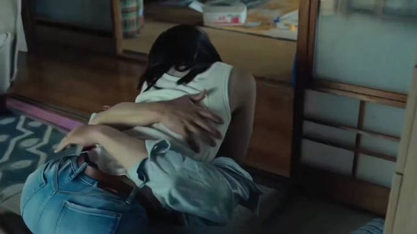 小两口再屋里颠鸾倒凤,却没主要到被全村人偷看