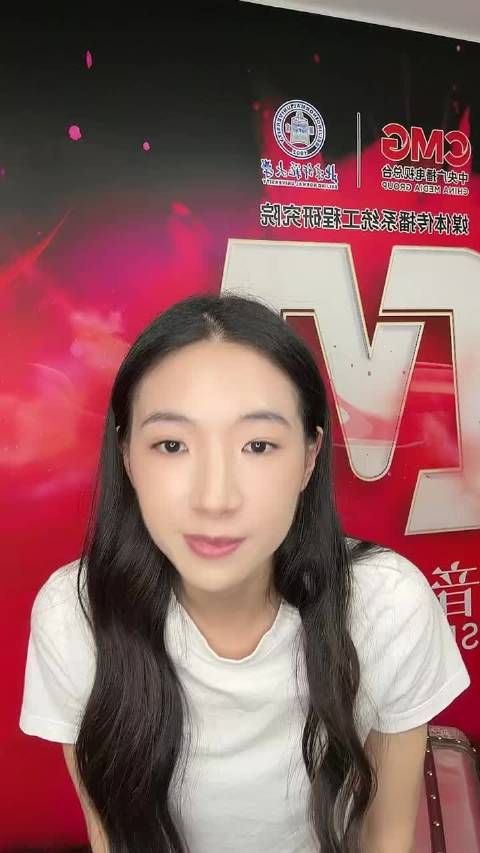 宣布周正楠签名照获奖者,并说明当天活动的奖品数量