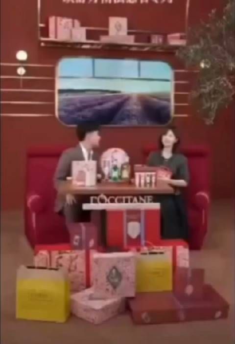 赵露思直播间5G冲浪,玩起微do梗