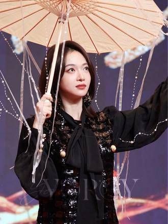 眉林撑伞很美,我们小吴撑伞也毫不逊色~ 只是最后有点没绷住
