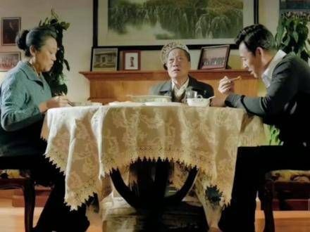这晚用餐时,陈老夫妇为小金子向高老师求情,然而高老师文人气质浓厚…