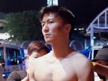 在新作 海关战线 的拍摄现场展示肌肉这标志着他首次担任动作指导, 谢霆锋