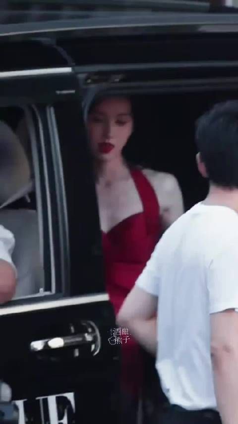 陈都灵闪耀登红毯,演绎港风时尚