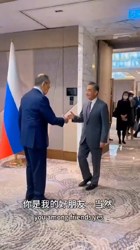 老朋友相见,热情洋溢,我们的外长,一举手,一举步!都是范!