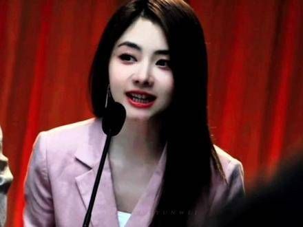 港风新闻发布会上的主持人，真是比星光还要美丽，她的气场完全打开…