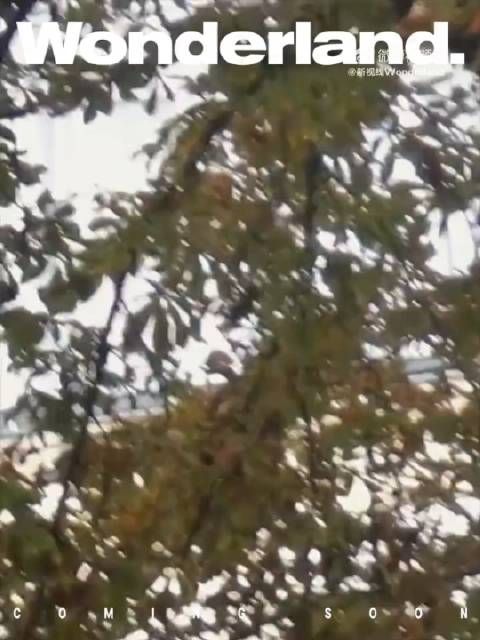 周也赛博蓝紫色烟熏妆,神秘又前卫,炫酷眼神如星辰般闪烁…
