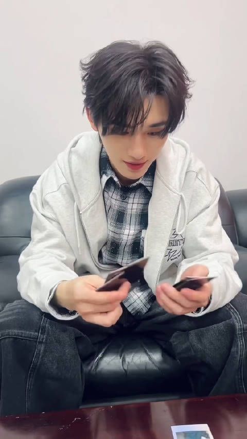 笑死,丁程鑫以“笑得傻”“呆”和“emo”淘汰掉了这三张