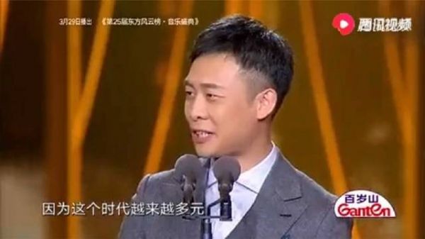 张译在颁奖典礼上幽默调侃郭德纲,引得全场笑声连连,真是才华横溢