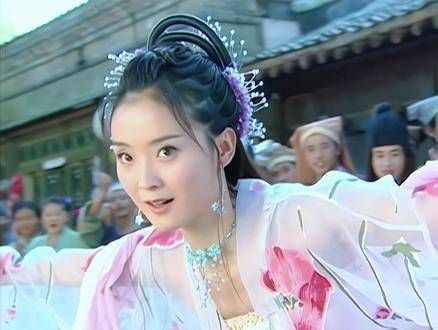 谁还记得这部剧中王艳的惊艳亮相,她饰演的钟素秋灵动美丽