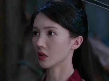 同样的送别场景,灵儿和她父亲似乎太过陌生,灵儿的表情显得十分淡漠…