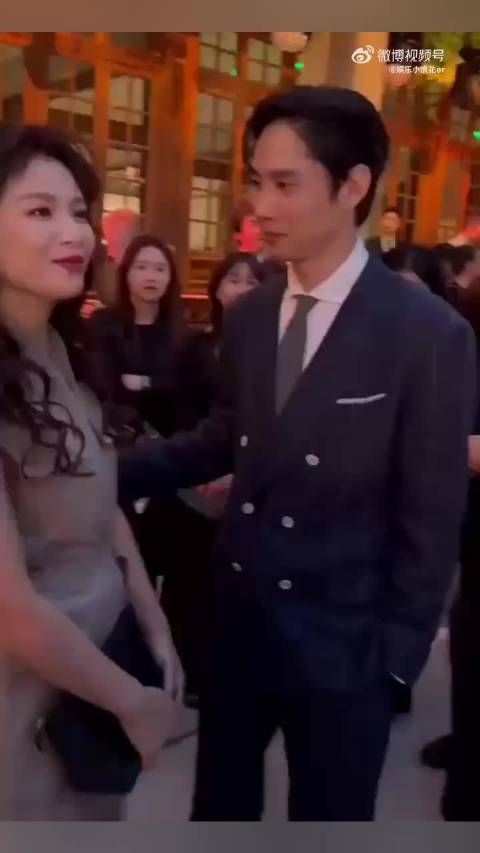 刘涛和朴成焄同框合影,还表示自己看过朴成焄的作品!