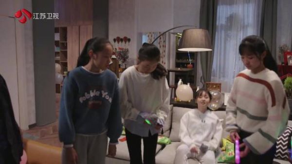 安萍@万茜 晚上回家,发现女儿赵悦悦带着同学在家里喧闹,她责备悦悦…
