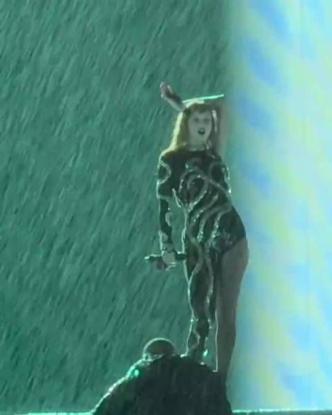 Taylor Swift昨天演唱会上暴雨中的《Look What You Made Me Do》!