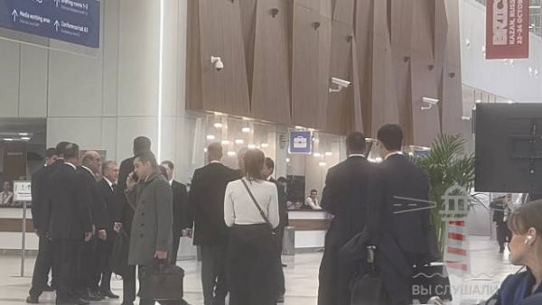 笑死了 老米到达之后,一名身份不明的男子找到他,提出要和他自拍