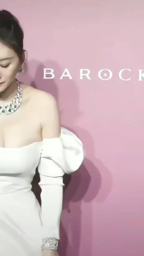 李小冉有一股高冷的气质,身材绝佳,比那些廋得只见骨头的明星美多了!