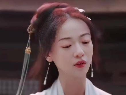细节在于,当众人都沉醉于琴音之中时,唯有萧蘅在留意沈玉容…