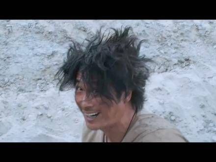 一位寻找失踪恋人的痴情汉,偶然间碰见了一个迷失自我的痞子…