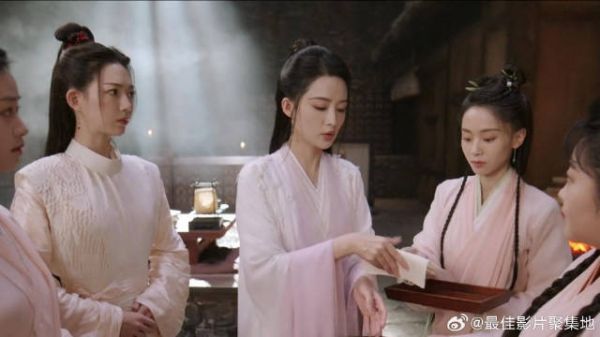 阿菁寻找到灭村的线索,送往药师谷治疗