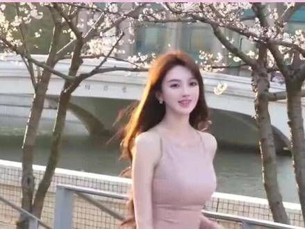 分享了自己名字背后的由来，在直播间里引起了观众们的极大兴趣