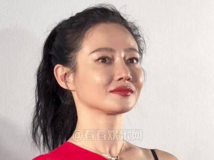 状态绝佳,卓姐的气质,既端庄大气又明艳动人…