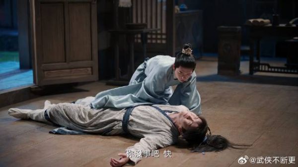 公主想关心元禄 不料进门就摔了个大马哈,还压伤元禄