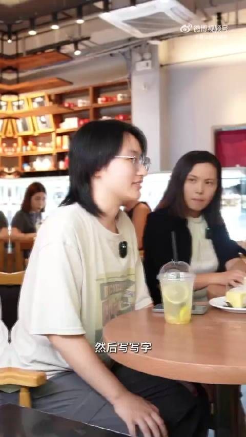 听到帕梅拉表示自己很喜欢睡觉,因为睡醒之后会发现前一天的烦恼少了一半…