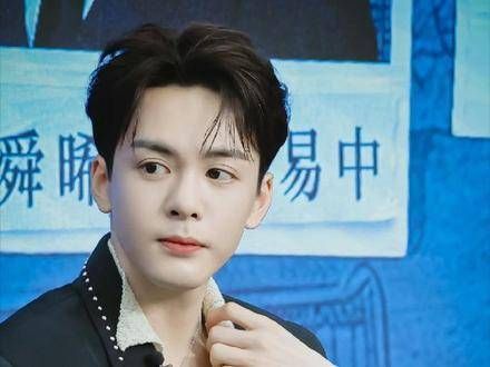 这表情,居然还会自动害羞呢