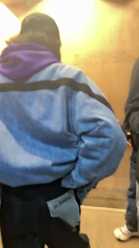 描述观众在看台上的沉浸式体验,尽管与现场有差距